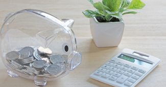 透明の豚貯金箱と電卓