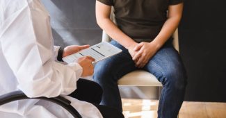 医師の診察を受ける男性